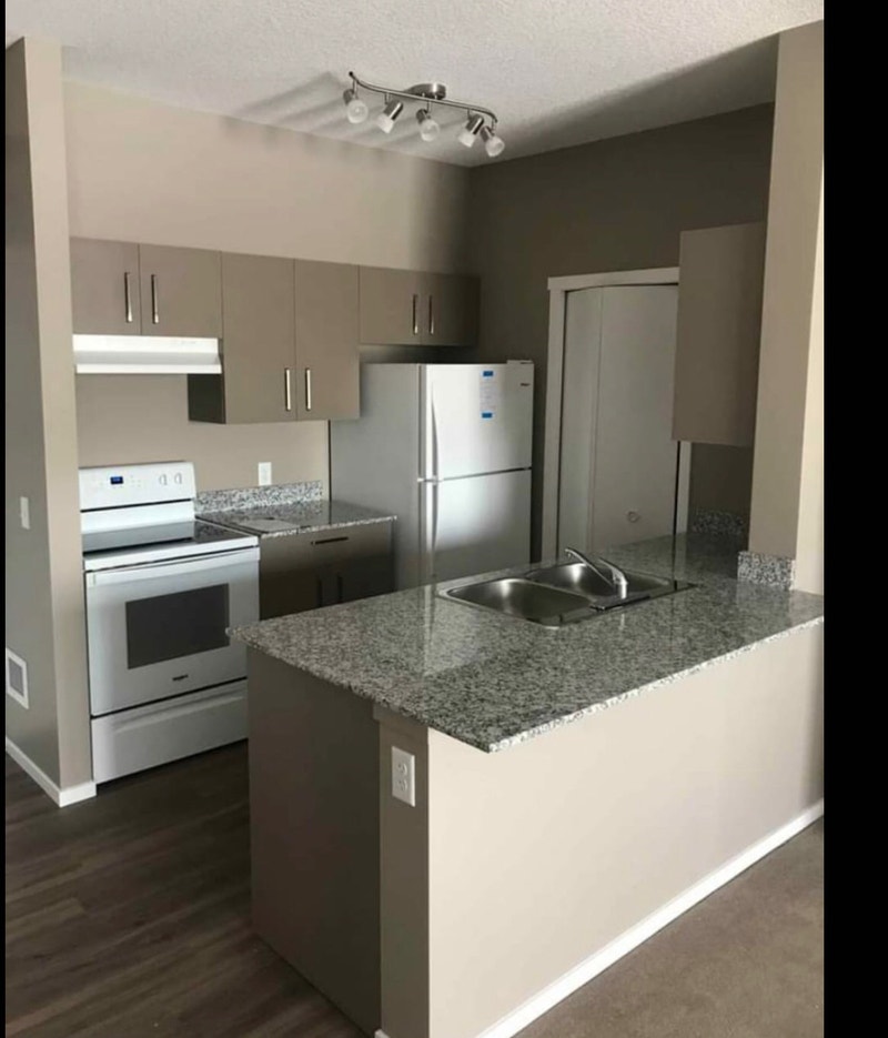 3 beds 2 full baths apartment( top floor) Skyview Ranch NE Long Term