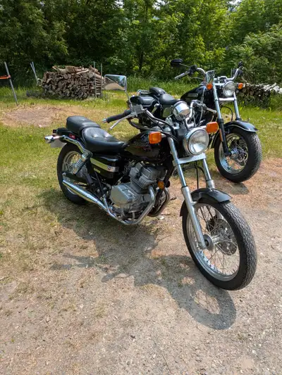 Honda rebel 250 2005 j'affiche pour mon pere, pour plus d'infos appeler le (819) 473-1046 1000$ nego...