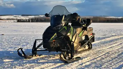 pantera 7000 avec le moteur 1049 cc de yamaha aucune grafigne condition showroom je laisse 1500$ dac...