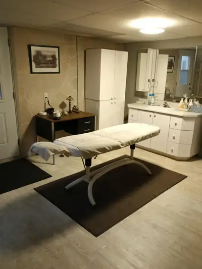 massage suedois au masculin, sur table adaptable pour votre confort fait a l,huile chaude avec un ma...