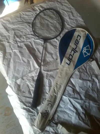 raquette de badminton avec étui de marque Carlton, grip 3-1/2"