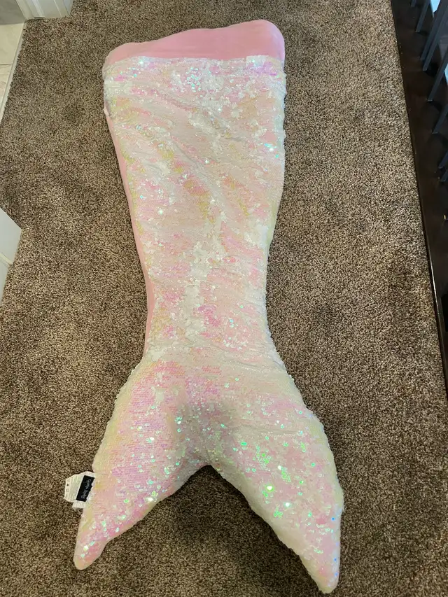 Mermaid Tail Pillow in Home Décor & Accents in Edmonton - Image 2