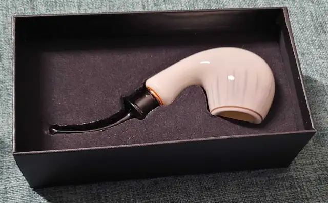 WHITE RESIN CERAMIC SMOKING PIPE in Other in Mississauga / Peel Region - Image 5