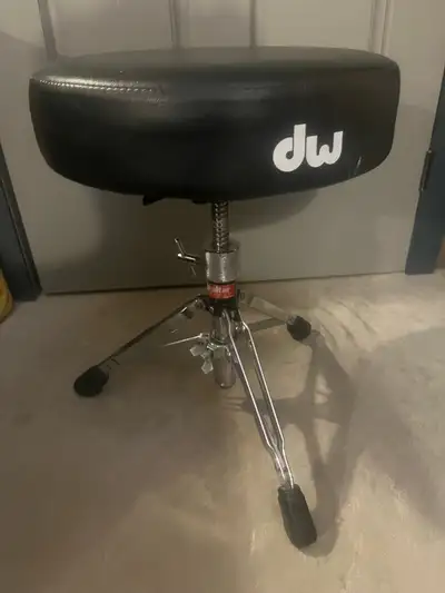 DW drum throne pad on Gibraltar double braced base. Pick up in Stratford, cash only please. Please c...