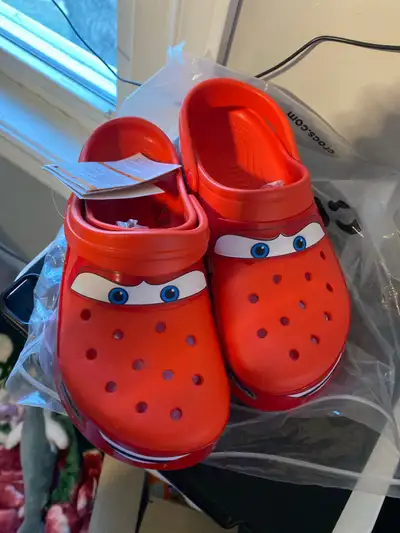 Get ready to race into comfort with these new Crocs Lightning McQueen clogs, featuring vibrant red d...