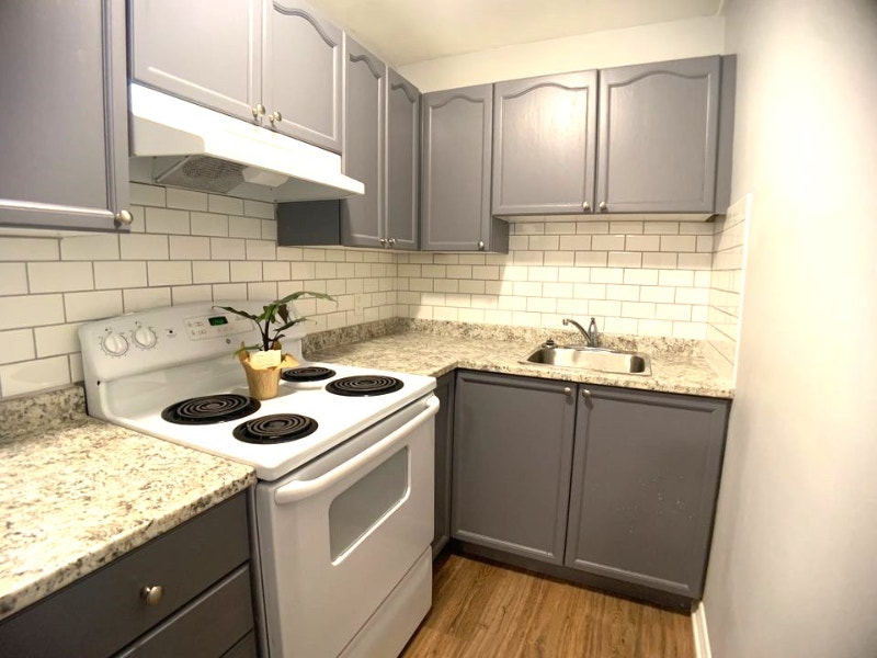 Spacious 1bdrm/1bath, Upperlevel Apt Niagara Falls *!* Long Term