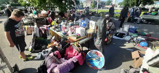 Vente de garage samedi et dimanche 6- 7juin de 7 à 17hrs in Garage Sales in Laval / North Shore - Image 3