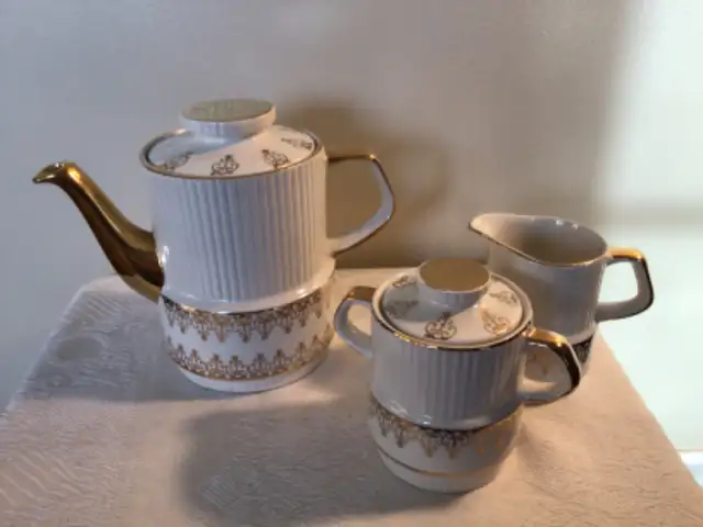 Gibson, England Tea Pot/Cream/Sugar in Arts & Collectibles in Edmonton - Image 2
