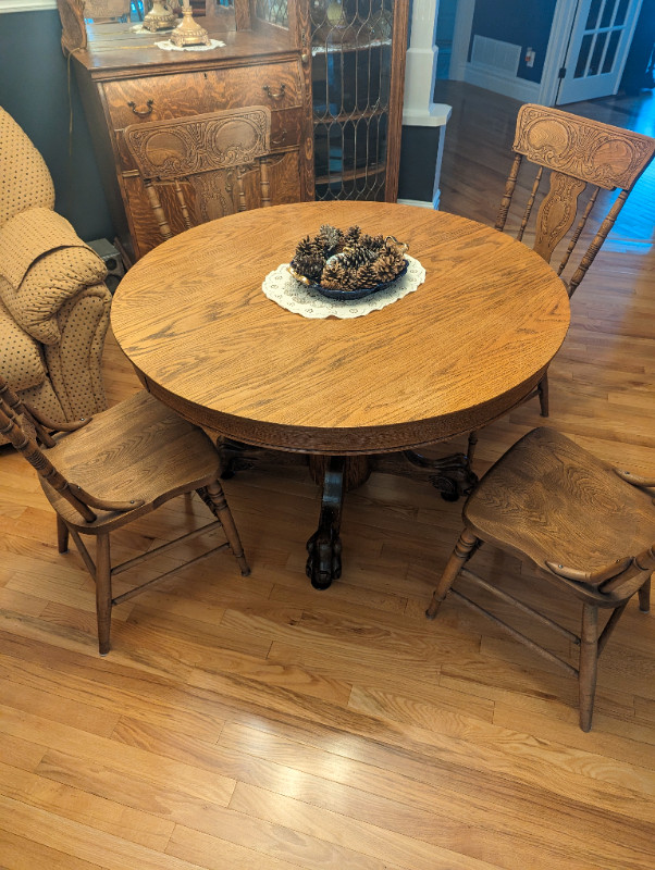 Table ronde extensible chêne antiquité. 4 chaises 250$+ dans Mobilier de salle à manger et cuisine  à Laurentides