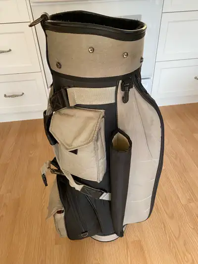 Grey and black golf bag Good for someone wanting a good golf bag that is light and in good condition...