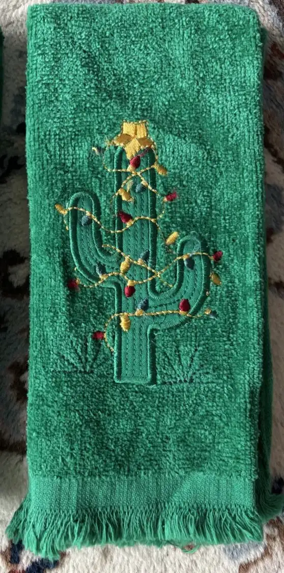 Christmas Cactus Hand Towels in Home Décor & Accents in Lethbridge - Image 3