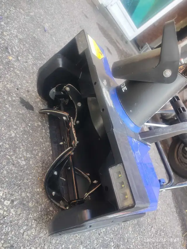 Snow Joe 22-inch 15 Amp Electric Snow Blower with Dual LED Light in Snowblowers in City of Toronto - Image 4