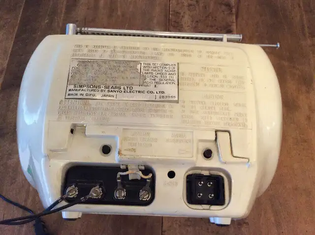 Vintage 1977 Searscolor Color TV - Working condition in Arts & Collectibles in London - Image 7