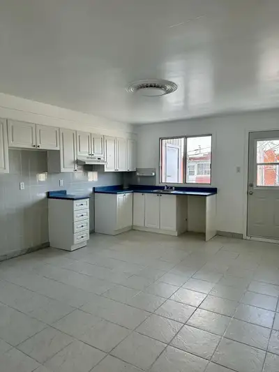 Grand 5 1/2 à louer haut du duplex disponible le 1er août comprenant 3 chambres fermées et un grand...
