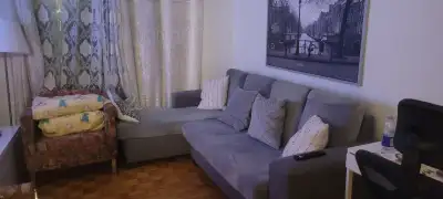 Je vends un canapé sectionnel en tissu gris, très confortable et en bon état. - Peut asseoir 3 à 4 p...