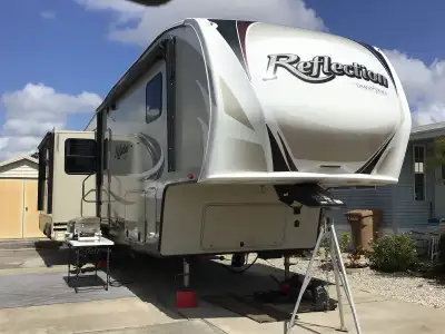 2017 5th wheel RV 337RLS Reflection by Grand Design. 3 slides, new tires 2024, Queen sized sofa bed,...