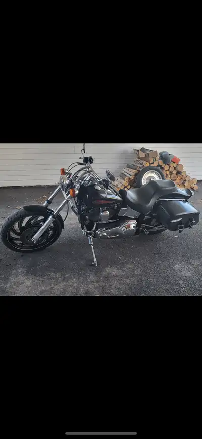 Harley davidson FXSTC 1999 noir avec valise et plusieurs pieces 3muffleurs 3casques jack pour moto t...