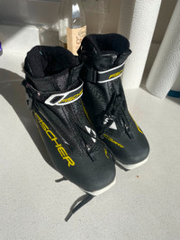 38EU Fisher RC3 Skate Cross Country Ski Boots