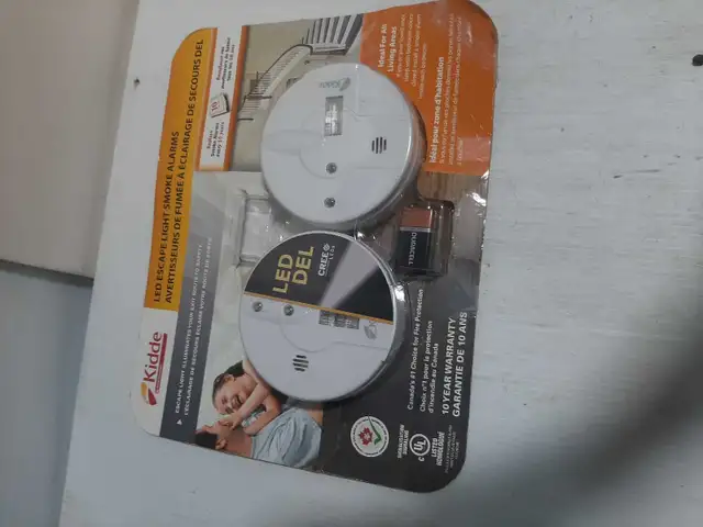 Kidde LED Escape Light Smoke Alarms in Security Systems in City of Montréal - Image 2
