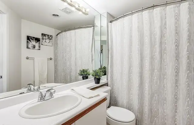 1 Bedroom, 1 Bathroom Top Floor Corner Suite Condo For Rent in Long Term Rentals in Markham / York Region - Image 7