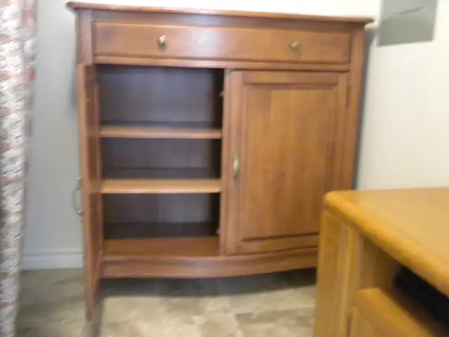 bureau in Dressers & Wardrobes in Trois-Rivières - Image 3