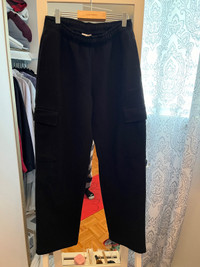 Aritzia black cargo sweatpants worn once. Too big! 