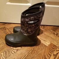 Bogs Boots - Size 4 Unisex