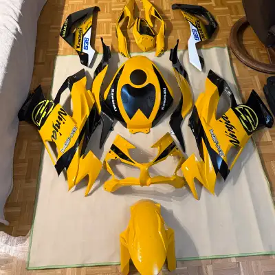 Selling a fresh pair of custom orange/yellow fairings for a 2019-2023 kawasaki zx6r. They fit the bi...