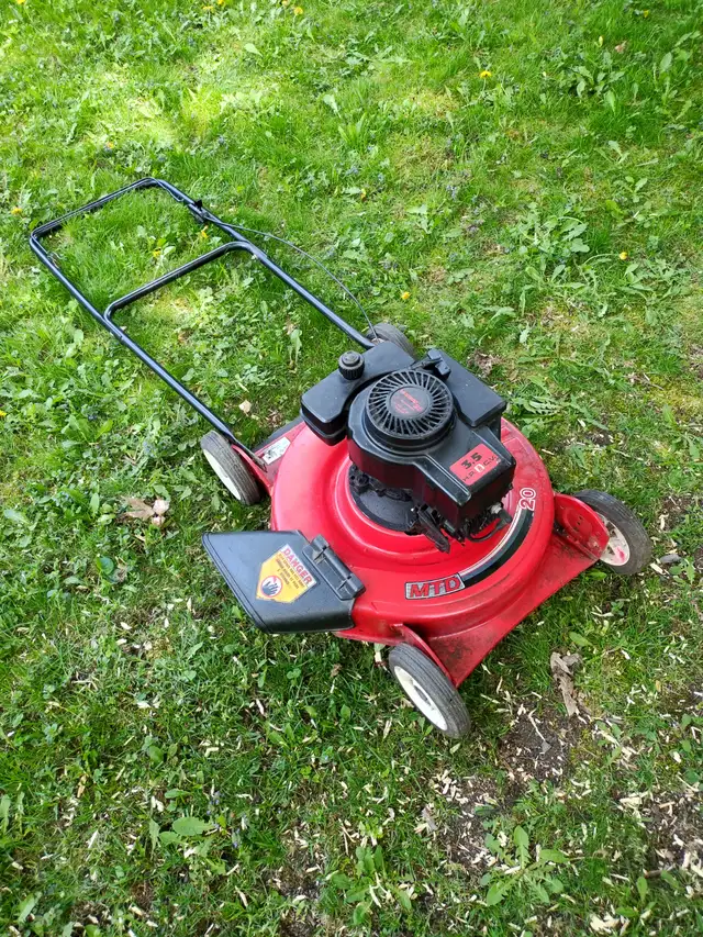 Tondeuse à gazon à essence 20". 50$. in Lawnmowers & Leaf Blowers in Longueuil / South Shore - Image 4