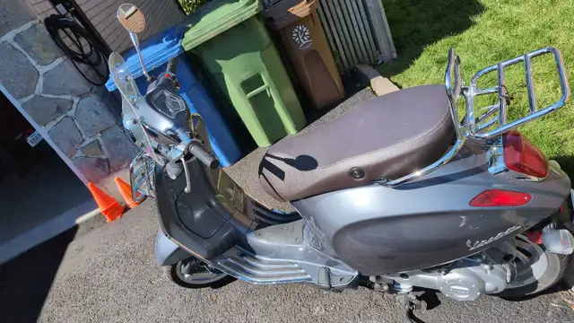 Vespa primavera touring 2022 Grey 50cc in Motorcycle Parts & Accessories in City of Montréal - Image 5