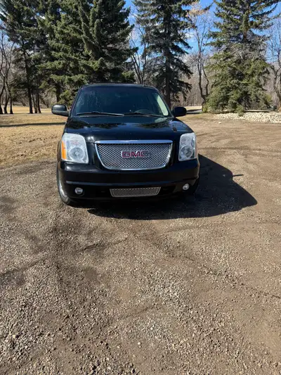 This 2007 GMC Yukon Denali is ready for adventure, boasting a powerful engine and luxurious features...