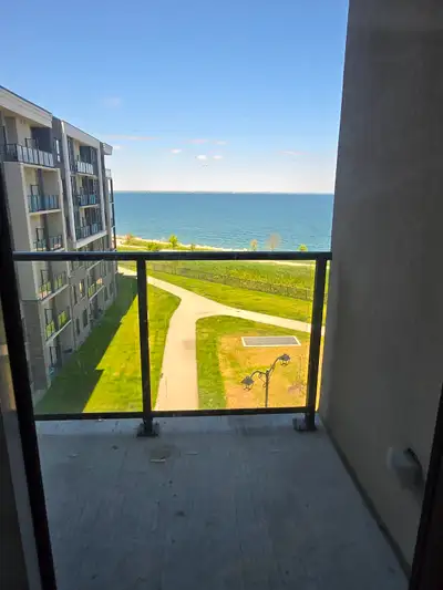 Uninterrupted view of lake from living room.and bedroom Closer to GO station, Trail walk by the lake