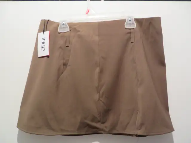 Jupe-Culotte courte Cider L in Women's - Dresses & Skirts in Québec City - Image 2