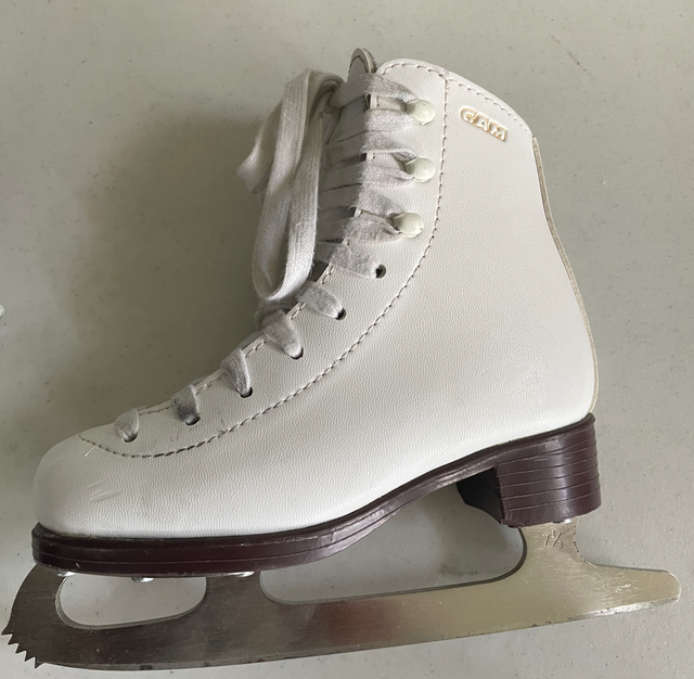 Figure Stakes - Size 11 Youth in Skates & Blades in Kapuskasing - Image 3