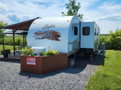 Roulotte Layton 2011, 31 pieds, lit queen et 3 bunkbeds, super propre avec cabanon, 2 frigos extérie...