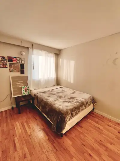 West End Furnished Room – Downtown Vancouver, April 1, Female Only – $1200 Quiet & central, close to...