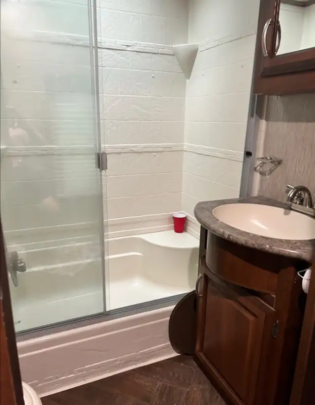 5th wheel camper with bunks & outside kitchen in Travel Trailers & Campers in Regina - Image 7