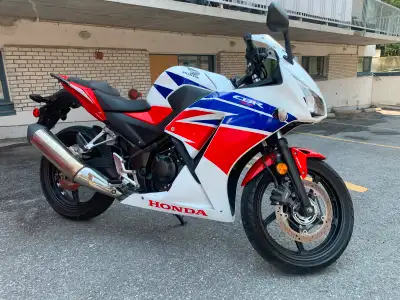 Honda CBR 300 comme neuf peu de km
