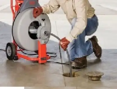 plombier plumber / Nettoyage avec fichoir Plombier pour débouchage de drain ------------------------...