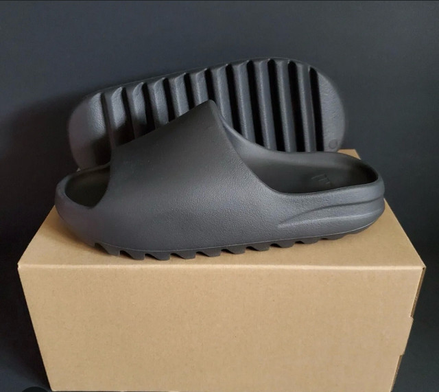 Adidas Yeezy slides Onyx in Men's Shoes in Stratford - Image 3
