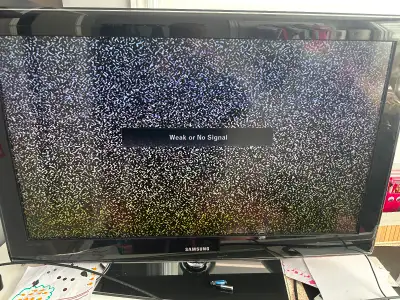 Samsung tv glass bottom peace works well and has an apple box that goes with the tv There's no remot...