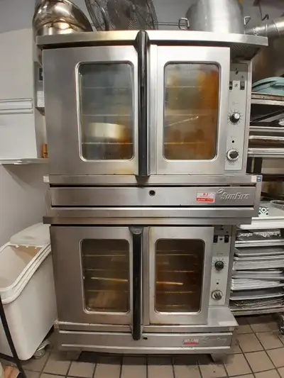 Commercial ovens, bottom one works, top one doesn't, View more