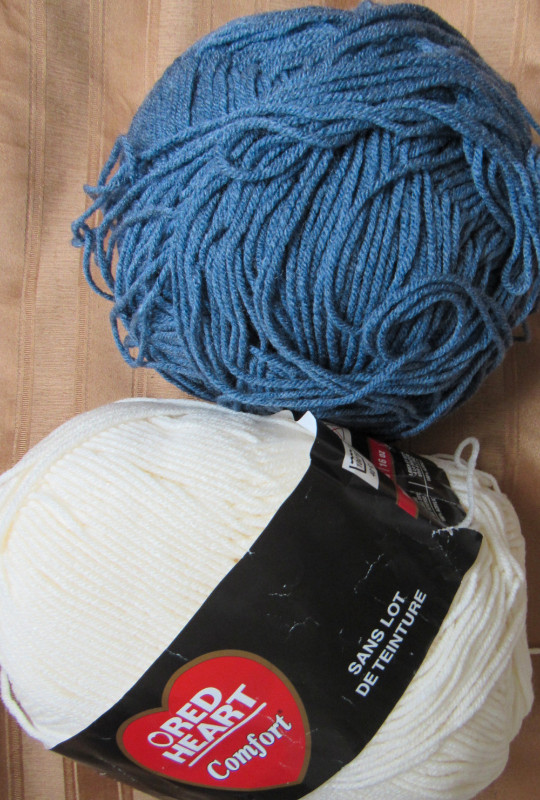 Lot of 2 sks Acrylic Yarn, Beige & Blue, total approx. 500g in Hobbies & Crafts in City of Toronto - Image 2