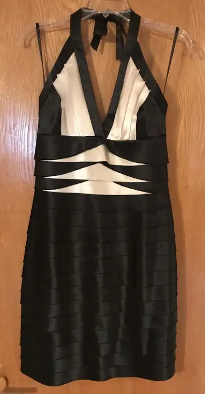-Couleur : noir et blanc -Taille : 8 -Décolletée en v assez plongeant et dos nu -S'accroche avec des...