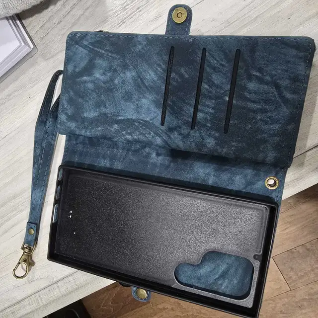 Phone Case/Wallet in Bags & Luggage in Oshawa / Durham Region - Image 3