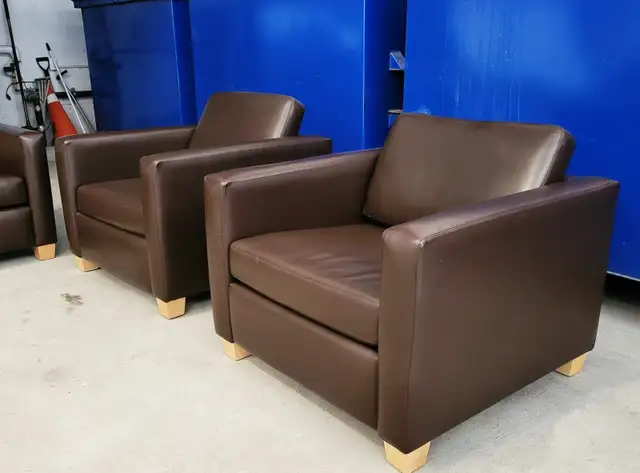 Like new pretty elegant top grain leather couches can deliver in Couches & Futons in Owen Sound - Image 5