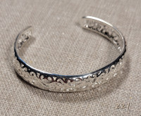 Petit bracelet rigide plaqué argent. Rigid bracelet silver plate