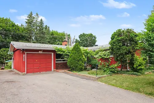 This large single home offers over 2200 square feet of air conditioned living space across 2 levels,...