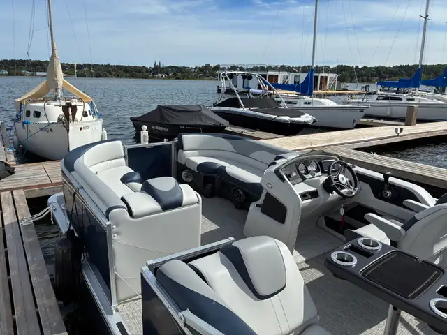 Legend Pontoon Q-Series in Powerboats & Motorboats in Barrie - Image 7