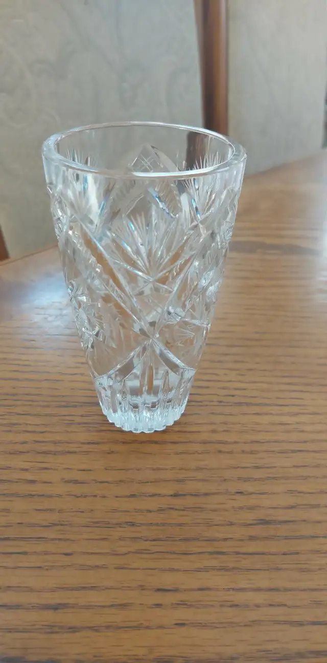 Beautiful vintage pinwheel crystal 6" vase in Home Décor & Accents in City of Montréal - Image 2